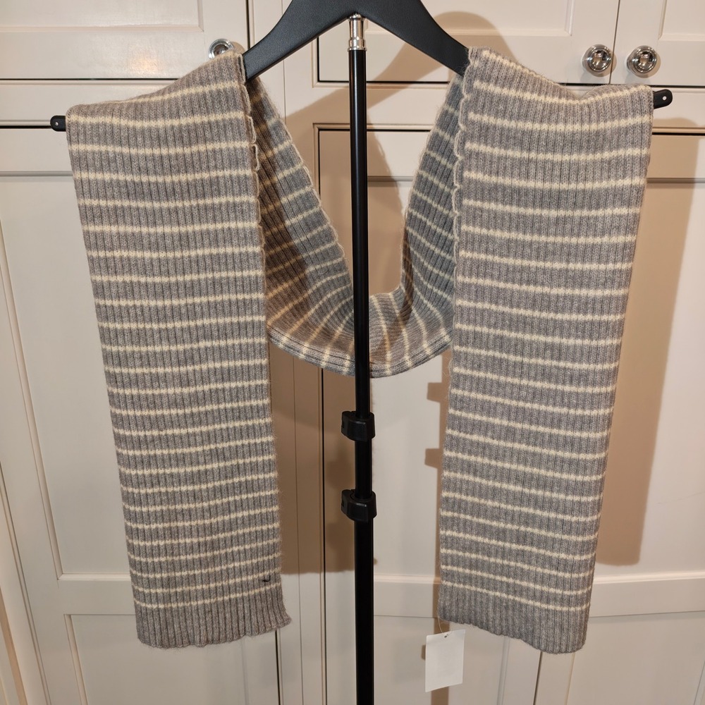 Natasha Nordstrom Striped Ribbed Knit Scarf Light Grey White SF10629 NWT